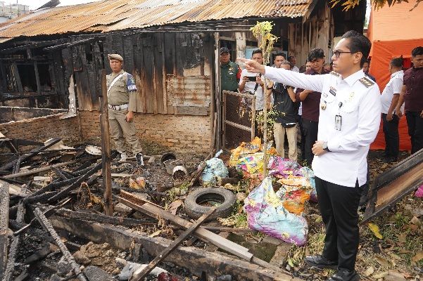 Rico Waas Berikan Bantuan Kepada Korban Kebakaran di Jalan Tuba II