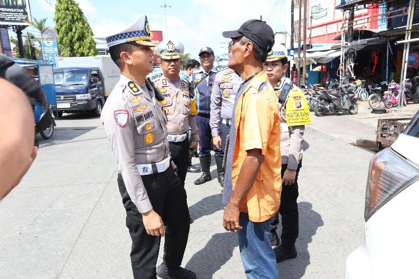 Patroli Gabungan Ditlantas Polda Sumut, Dishub, serta Satpol PP Kota Medan Tertibkan Parkir Liar dan PKL di Badan Jalan