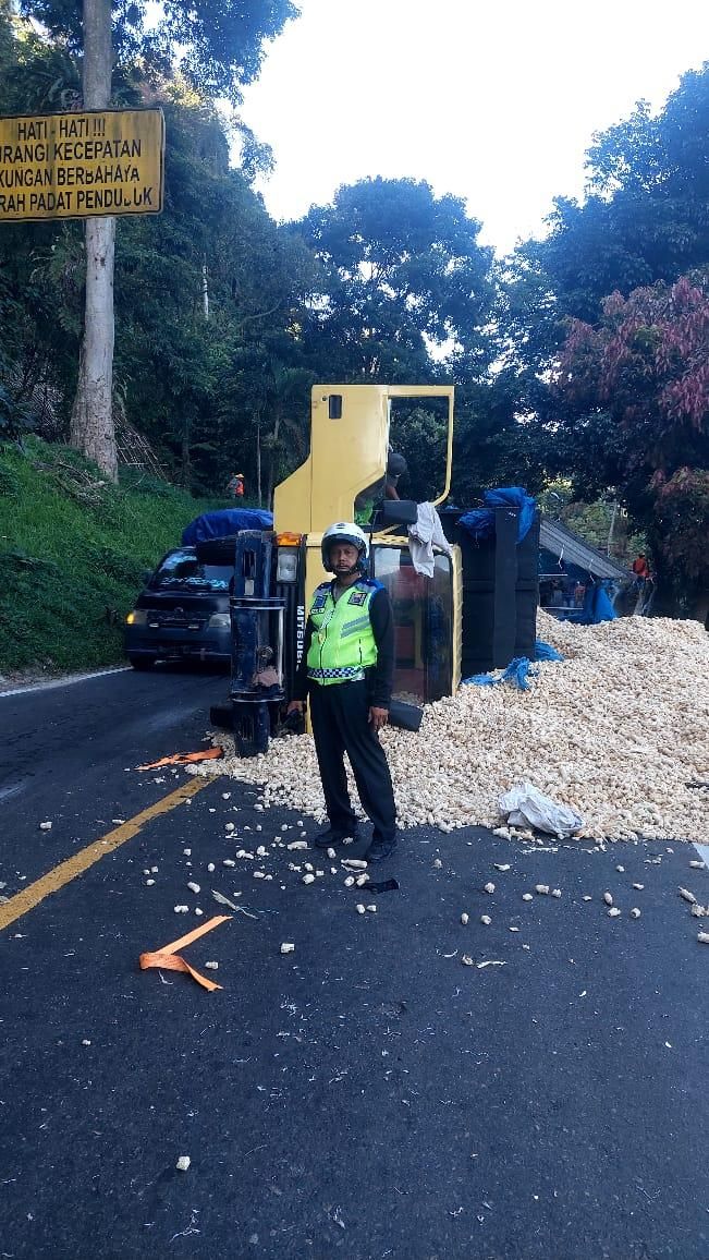 Diduga Overload, Colt Diesel Terbalik di Sibolangit
