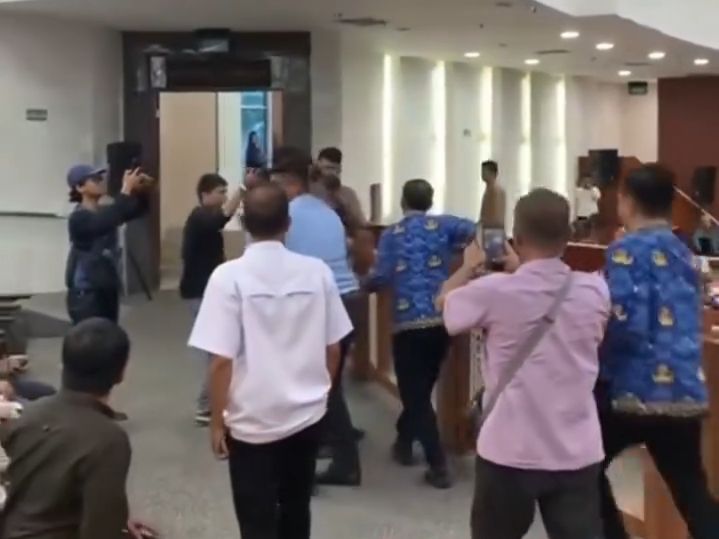 Paripurna DPRD Sumut Ricuh,Disusupi Proses PHK Sepihak Perusahaan Sawit