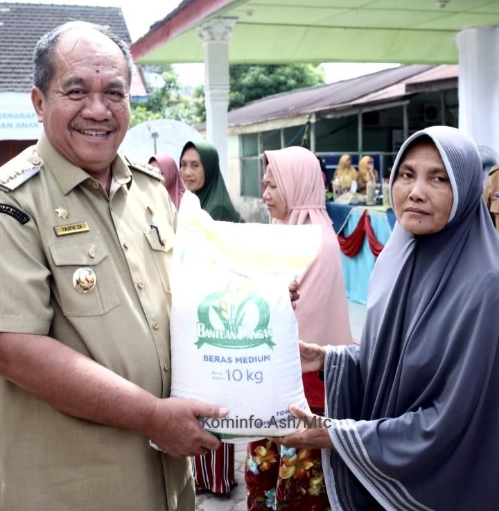 Pemerintah Salurkan Bantuan Beras Bulog Kepada Masyarakat Penerima Manfaat