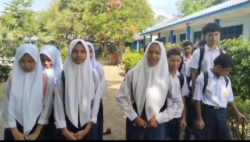 Ratusan Siswa SMP Negeri 2 Galang Minta : Ketua DPRD DeliSerdang Jangan Pilih Kasih!!!