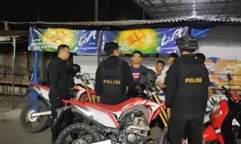 Dua Pria Lempar Bus Almasar, Kaca Pecah Penumpang Luka