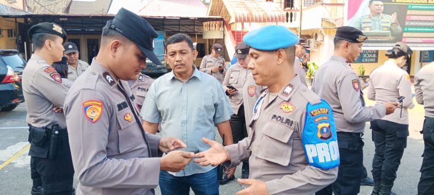 Tidak Terlibat Judi Online,Si Propam Polres Pematangsiantar Cek HP Personil