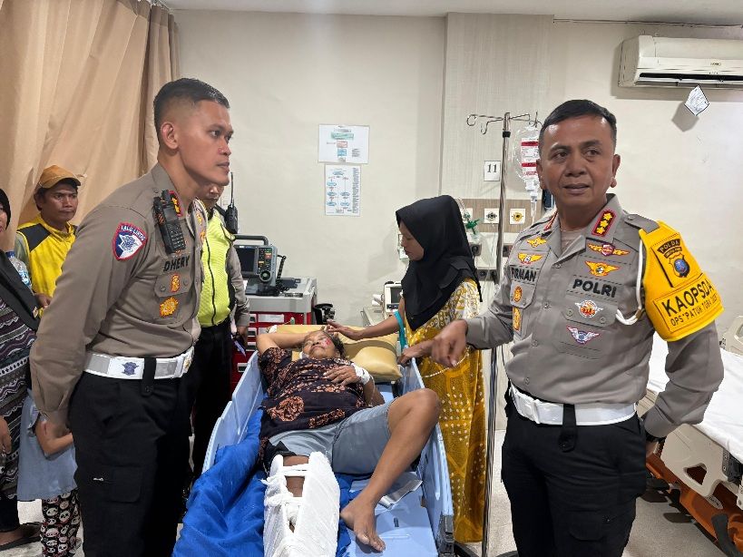 Dirlantas Poldasu Jenguk Nenek Korban Laka,Tanggung Jawab Biaya Pengobatan