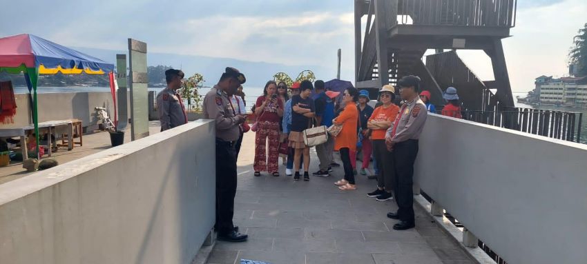 Sentuhan Kasih Polres Simalungun untuk Keluarga Wisatawan