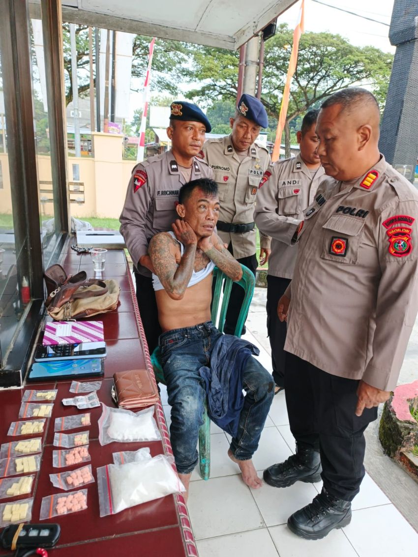 Berawal dari Laka Lantas Terduga Pemilik Ratusan Butir Obat dan Narkoba Diamankan Brimob