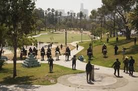 Petugas Imigrasi Bersenjata Lengkap Menyerbu MacArthur Park