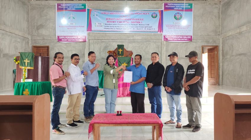 Dukung Kehidupan Beragama, TPL Salurkan Dukungan untuk 2 Gereja di Toba