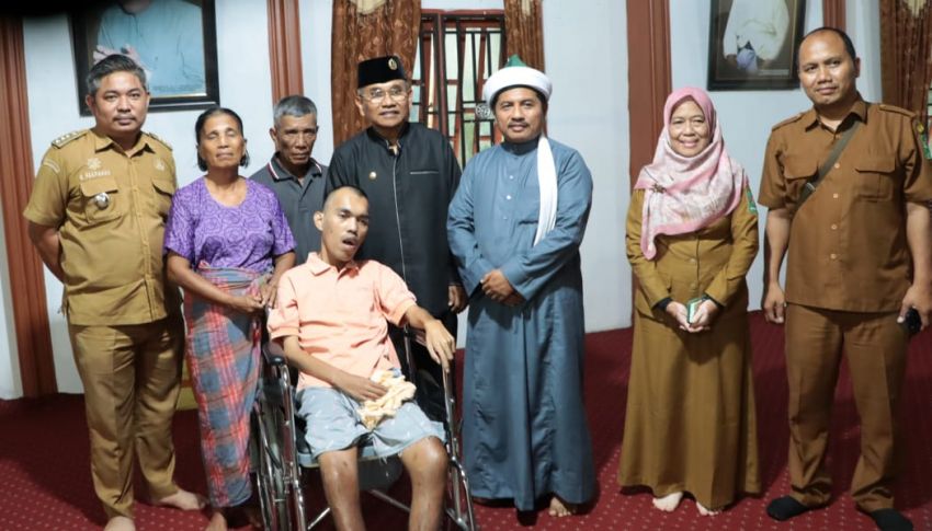 Bupati Simalungun Bantu Kursi Roda untuk Jayaman Rajagukguk