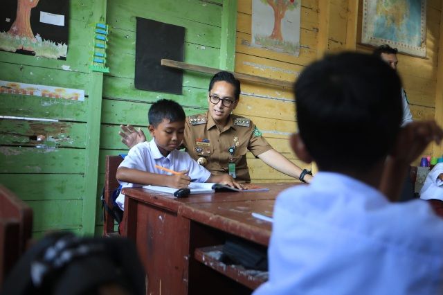 Atap Dan Lantai Kayu Mulai Keropos, Rico Waas Beri Perhatian Khusus Untuk Sekolah Dasar di Kampung Nelayan Belawan