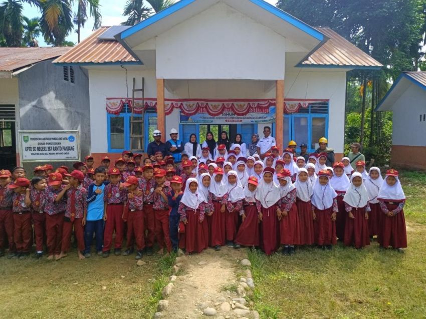 SuperSUN PLN Kembali Terangi Sekolah Pelosok Tapsel dan Madina Jelang HUT RI ke-80