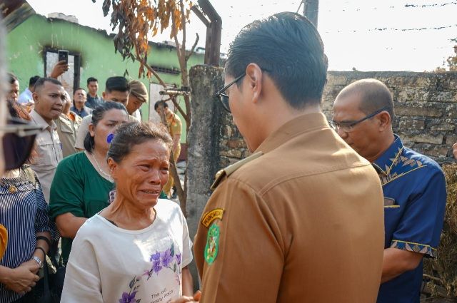 Walikota Medan Rico Waas Turun Kelokasi Kebakaran dan dengarkan Keluhan Warga