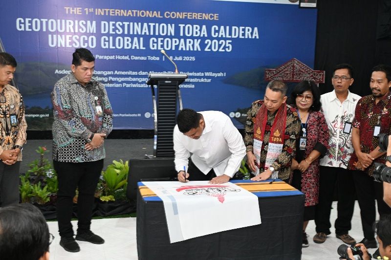 Gubernur Sumut Bobby Ajak Kepala Daerah Samakan Tekad Kelola Danau Toba