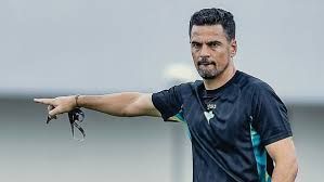 Pelatih Persita Carlos Pena Mengeluhkan Kualitas Rumput di International Stadium
