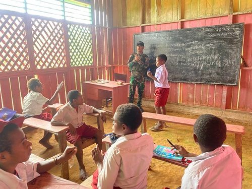 Tanamkan Jiwa Nasionalisme dan Patriotisme, Satgas Yonif 126/KC Mengajar di SD Inpres Ican