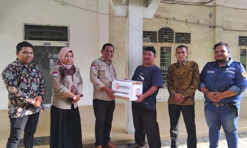 Bawaslu Tanjungbalai Rayakan HUT ke-7 dengan Berbagi Kepada Warga