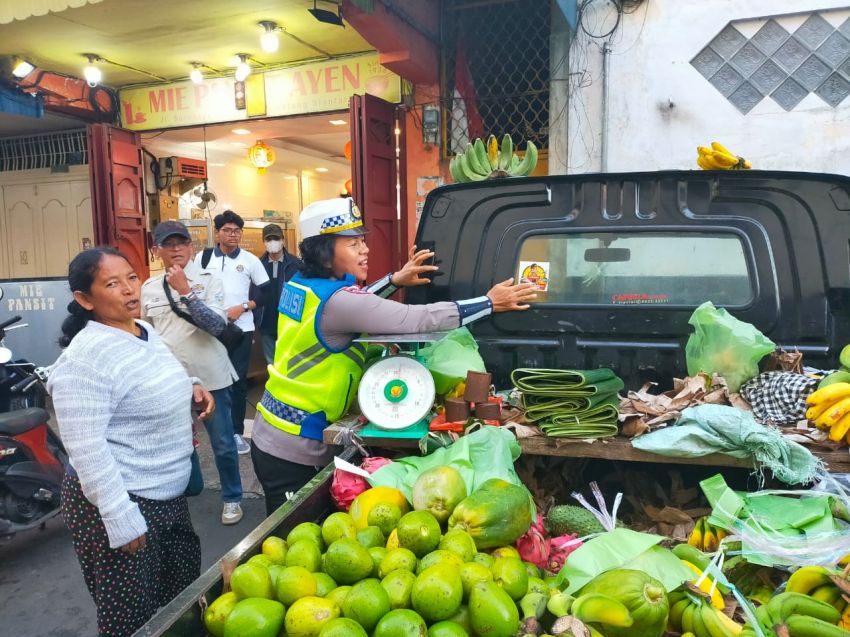 Edukasi Tertib Berlalulintas,Sat Lantas Polres Pematangsiantar Sampaikan Himbauan di Jalan Surabaya