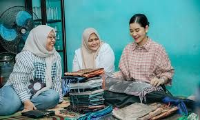 Kahiyang Ayu Kunjungi Sentra Songket Silau Laut, Borong Beragam Motif Khas Asahan