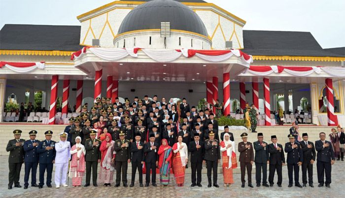 Upacara Penurunan Bendera HUT ke-80 RI, Wagub Serahkan Hadiah Desa dan Kelurahan Terbaik