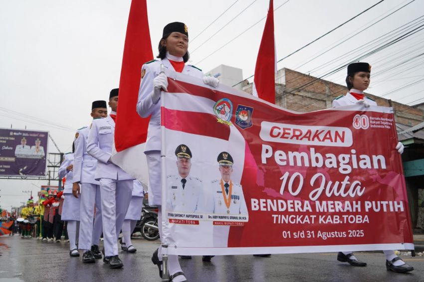 Gerakan Pembagian 10 Juta Bendera di Bawah Rintik Gerimis