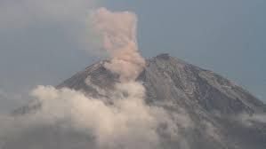 Kembali Erupsi  Gunung Semeru dengan Letusan Setinggi 700 meter di atas Puncak