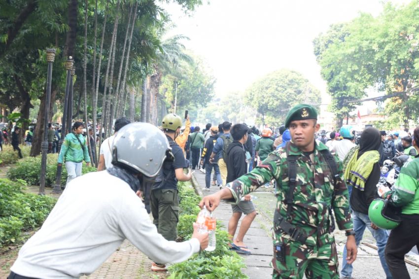 Prajurit TNI Bersama Masyarakat Gotong Royong Bersihkan Sisa Aksi Massa dan Evakuasi Kendaraan Terbakar