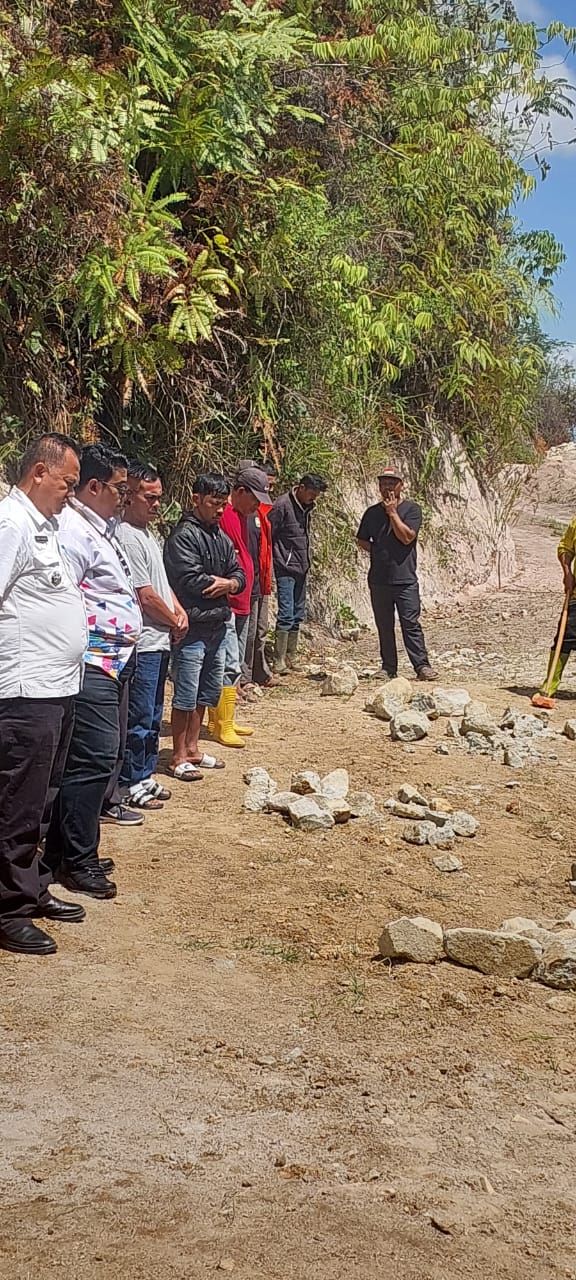 Dukung Pertanian,Jalan Usaha Tani Hariara Sombaon di Desa Ombur, Silaen Dibangun