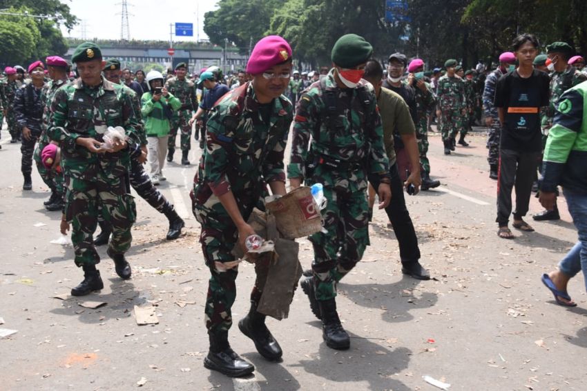 Redam Aksi Massa Prajurit TNI Laksanakan Aksi Humanis