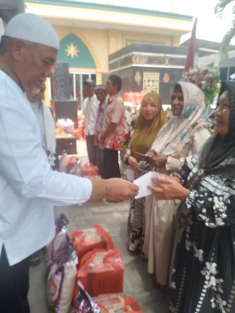 KBIH Al Mukhlisin Beri Tali Asih dan Bantuan ke Kaum Duafa