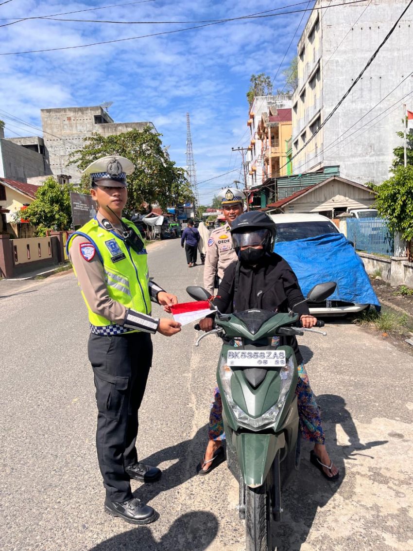 Sambut Hari Kemerdekaan Polres Labusel Bagikan Bendera Merah Putih