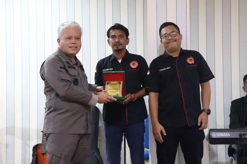 Forwakum Sumut Berikan Cenderamata Kepada Kajati Sumut Harli Siregar