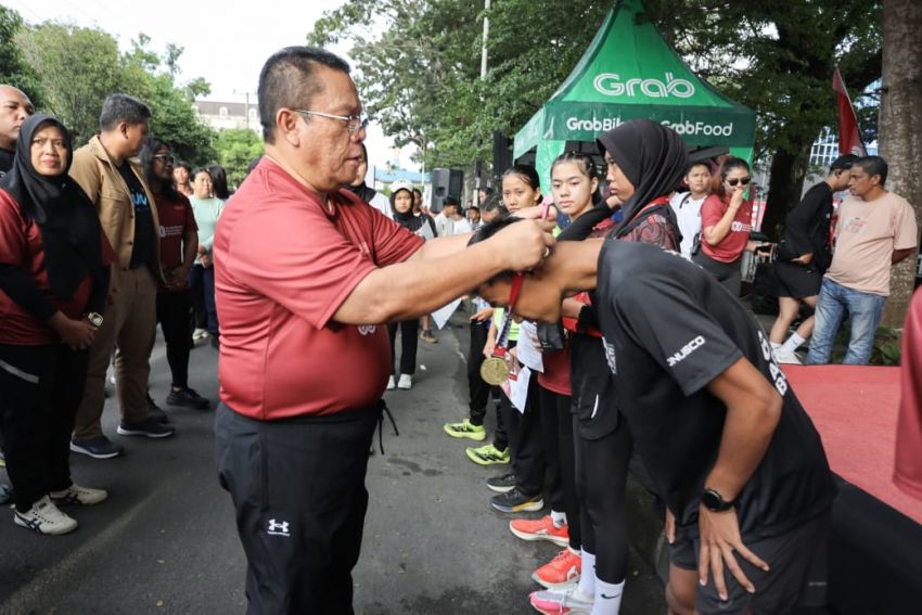 Peserta Gempita Kemerdekaan Run 'Agak Lari Kelen', Wali Kota Wesly Serahkan Medali dan Sertifikat