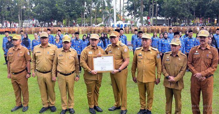 Bupati Deli Serdang Asri Ludin Tambunan Antarkan ASN Teladan dan Berintegritas Pindah Tugas