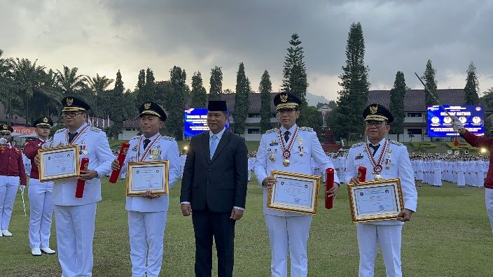 Rico Waas dan Zaki dapat Penghargaan dari IPDN