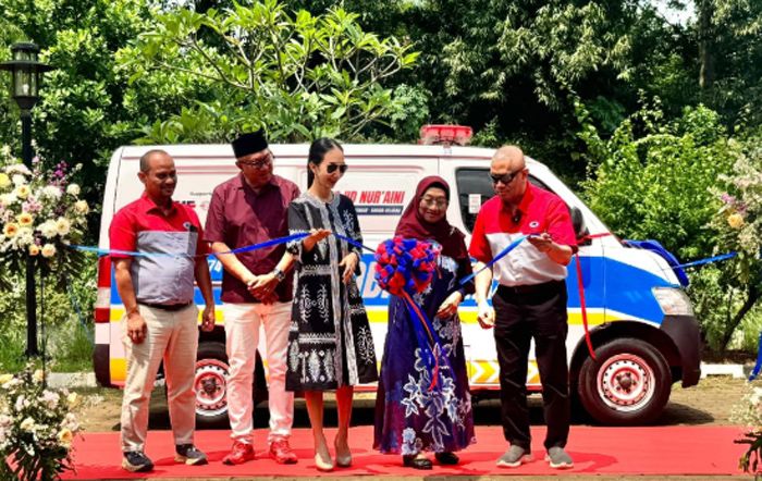 Berbagi Untuk Kemanusiaan, JNE dan TIKI Serahkan Bantuan Mobil Ambulans dan Mobil Jenazah