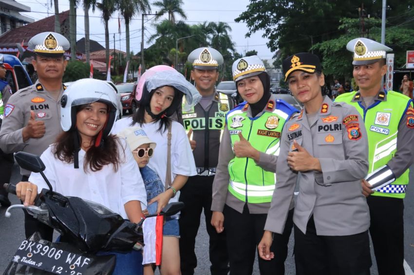 Pengendara SP.Motor Dapat Bendera Merah Putih dan Helm gratis Dari Kapolres Pematangsiantar