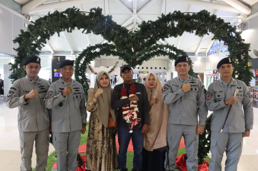 Bakamla RI Pulangkan Nelayan Bitung yang Hanyut 12 Hari di Laut Filipina