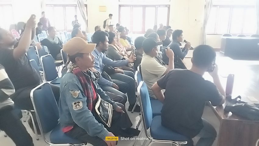Hanya Pendemo Warga Toba Diijinkan Masuk Kantor Bupati Toba ?