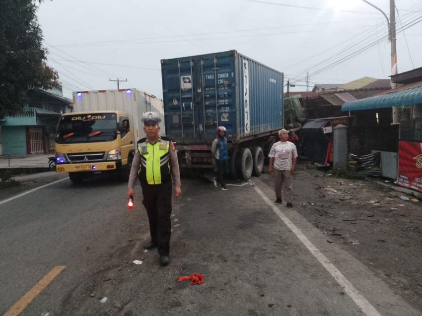 Truk Tabrak Minibus dan Rumah Warga, 7 Korban Luka Ringan