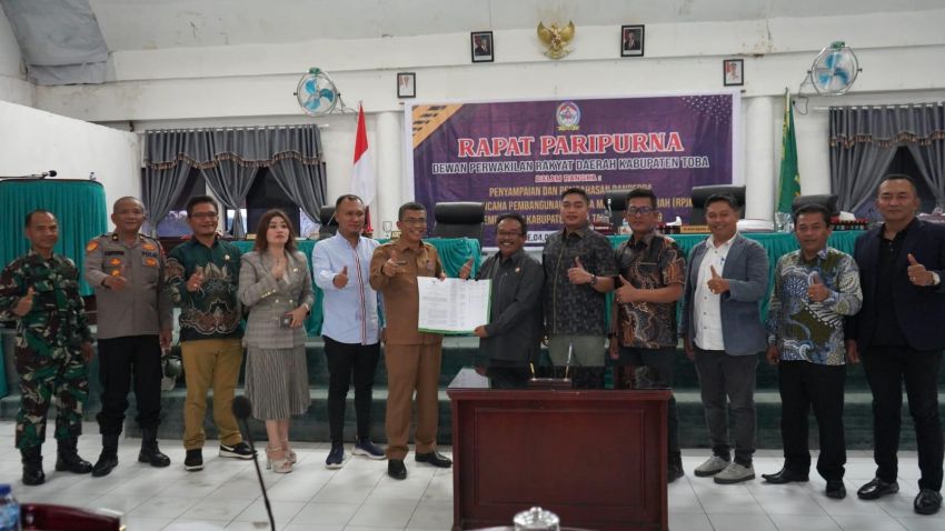 Semua Fraksi DPRD Toba Setujui Ranperda RPJMD Tahun 2025-2029 Menjadi Perda