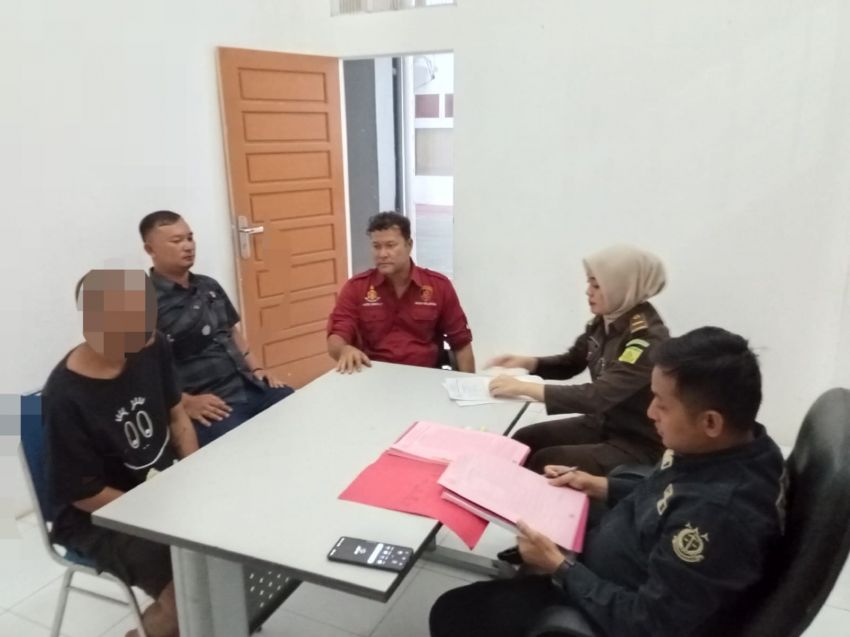 Tersangka dan BB Pencurian Diserahkan Unit Pidum Polres ke Kejari Aceh Selatan