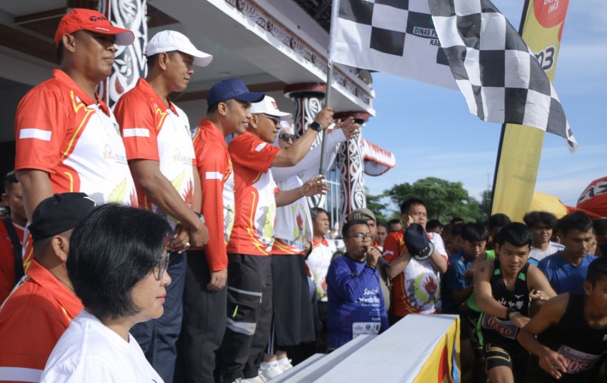 Meriahkan HUT RI ke-80, Bupati Lepas Ribuan Peserta Lomba Lari di Simalungun