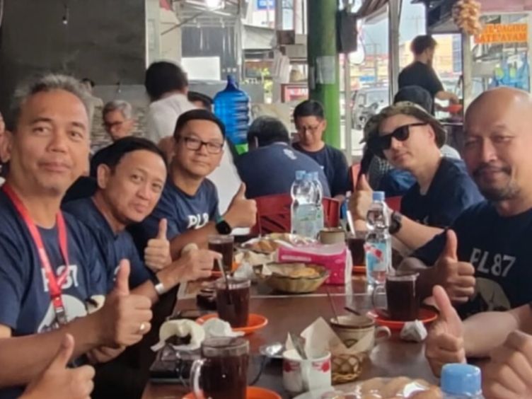 Seragam Kenakan Kaos Alumni PL 87, Sihar Sitorus Ajak Ngopi Sore di Partukoan Kopi Balige