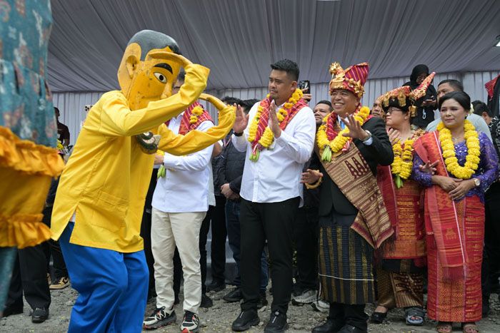 Buka Festival Pesta Bunga dan Buah Tanah Karo 2025, Gubernur Bobby Nasution Disambut Meriah Warga