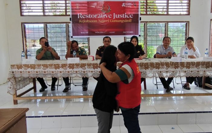 Akhirnya, Seorang Cucu di Nias Utara Memaafkan Neneknya dengan Tulus