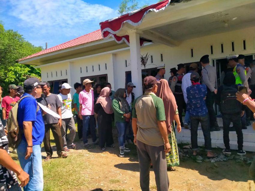 Sat Pol Pamong Praja Tidak Segera Bongkar Pagar Tembok, Warga Gang Setia Demo