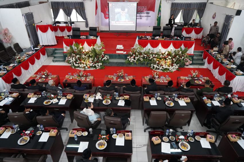 Peripurna DPRD Toba Mendengar Pidato Kenegaraan Presiden RI pada HUT ke-80 RI