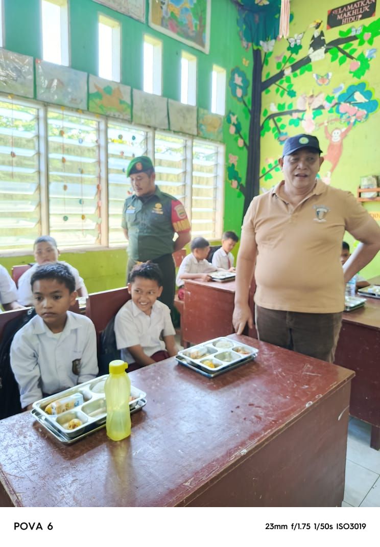 M.Dahnil Ginting Ikut Serta Beri Makanan Gratis ke Siswa SD