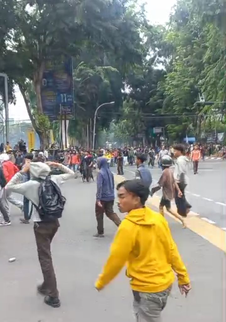 Demo Ribuan Massa di DPRD Sumut Ricuh, Medan 'LUMPUH'